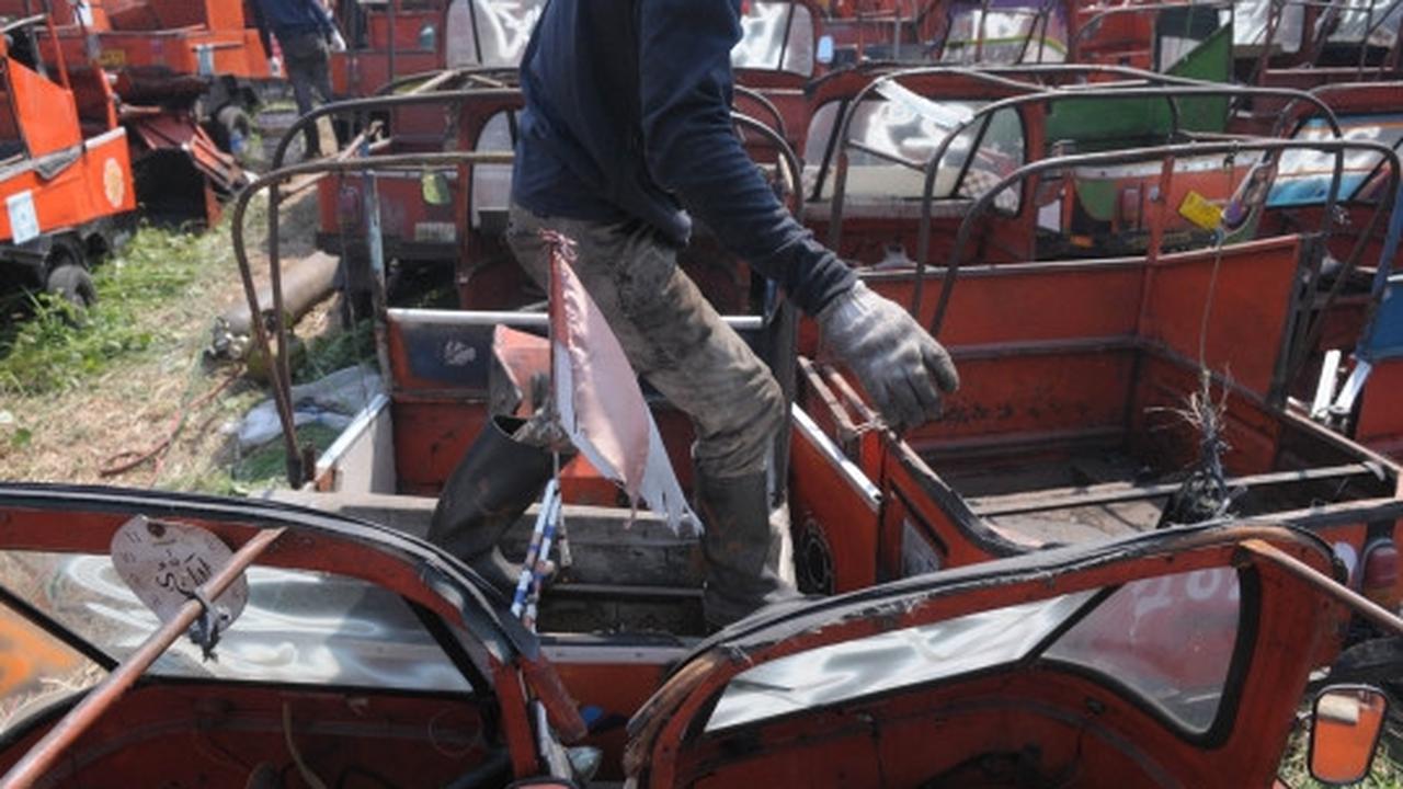 Melihat pemusnahan bajaj dua tak di Cipinang Bali