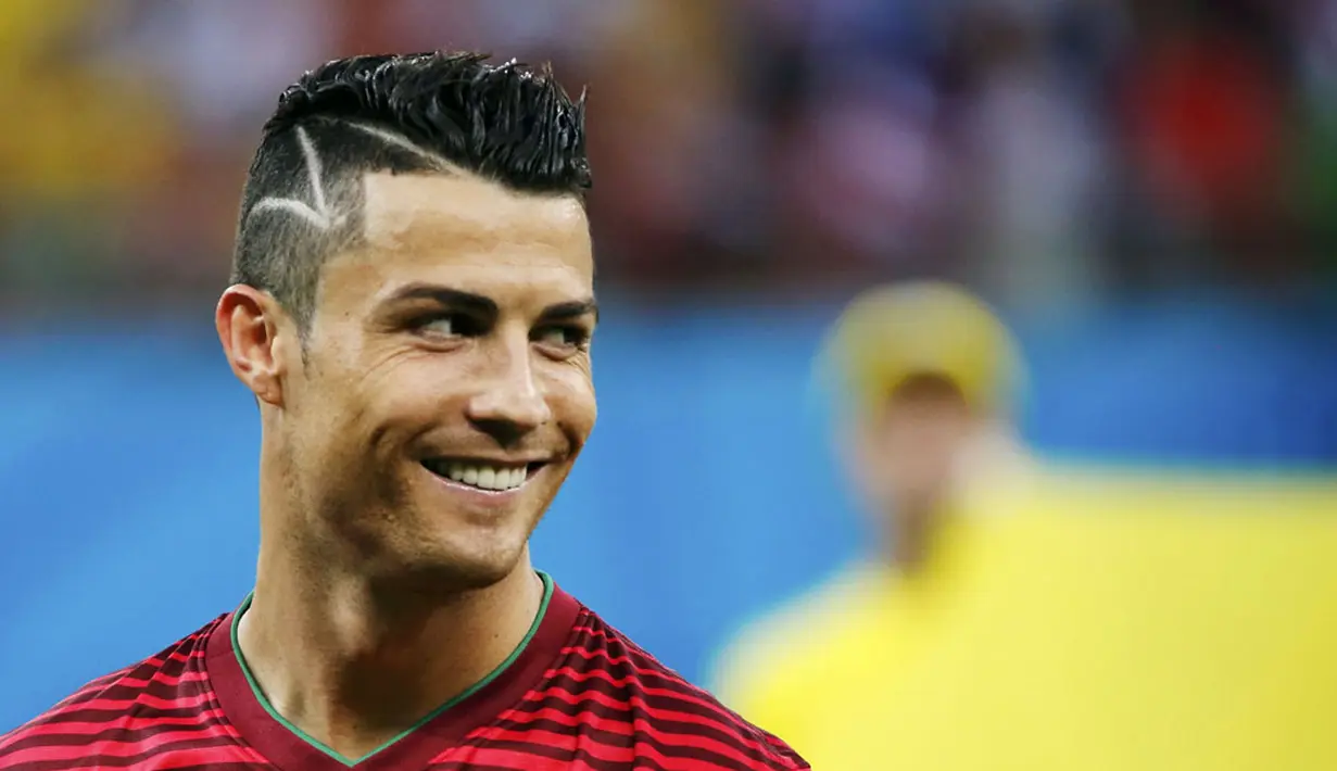 Berlaga di Piala Dunia 2014, pemain depan Timnas Portugal Portugal, Cristiano Ronaldo, memamerkan gaya rambut zig zag. (REUTERS/Jorge Silva)