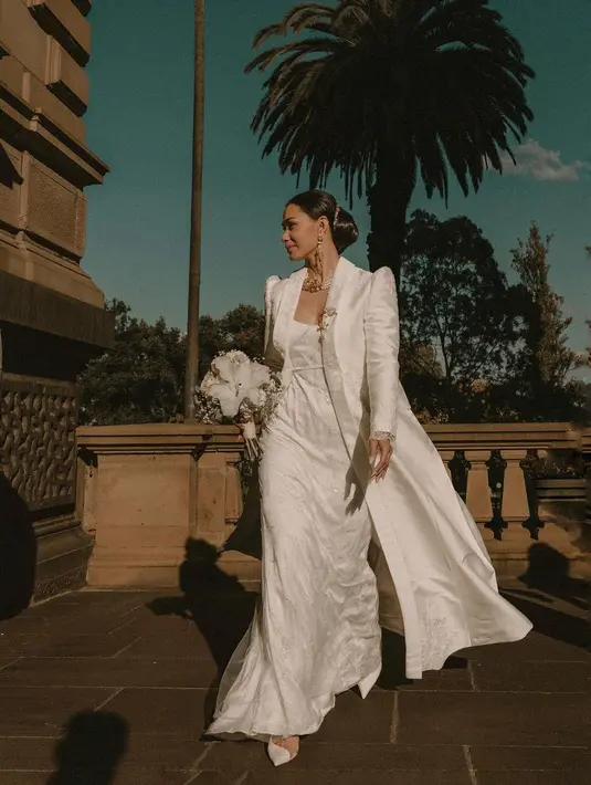 Saat pernikahannya di Australia, Adinia Wirasti tampil l dalam twist gaun kebaya rancangan Rama Dauhan.Paduan kebaya kutu baru yang dibuat lebih grande, berpotongan panjang serta lengan puffy menjadikan tampilannya semakin sempurna.