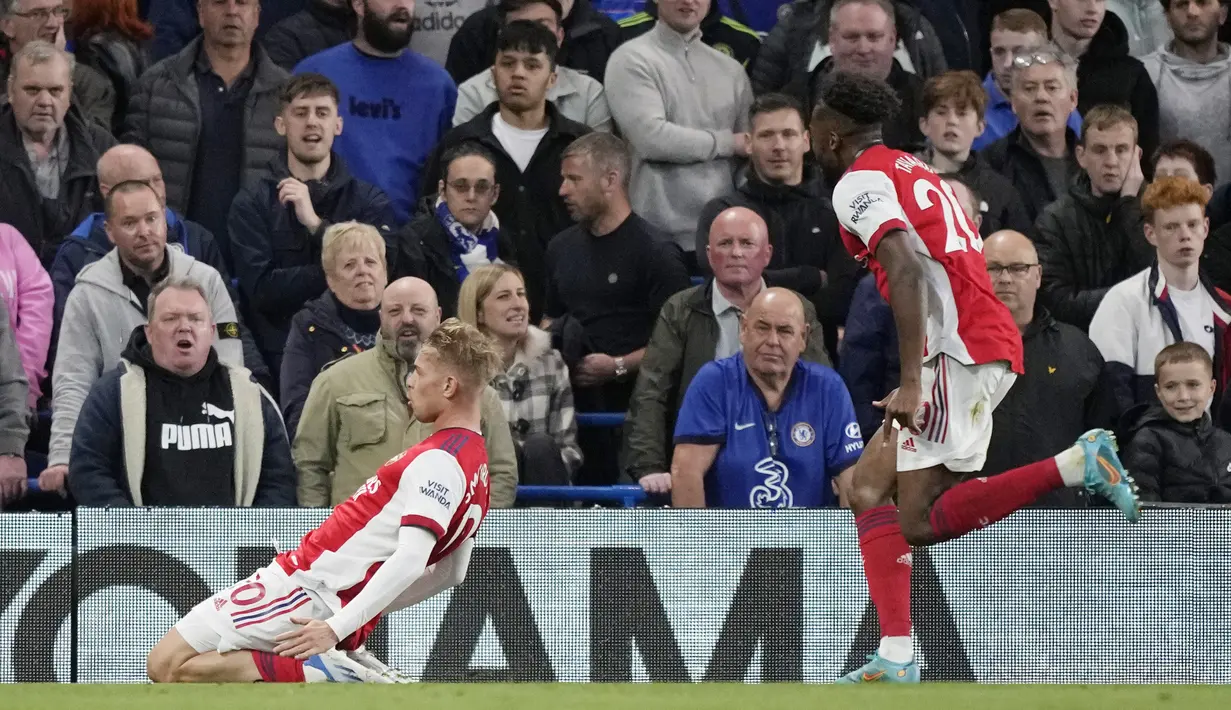 Pada laga ini Eddie Nketiah memborong dua gol Arsenal, sedangkan dua gol lainnya dicetak Emile Smith Rowe dan eksekusi penalti Bukayo Saka. (AP/Frank Augstein)