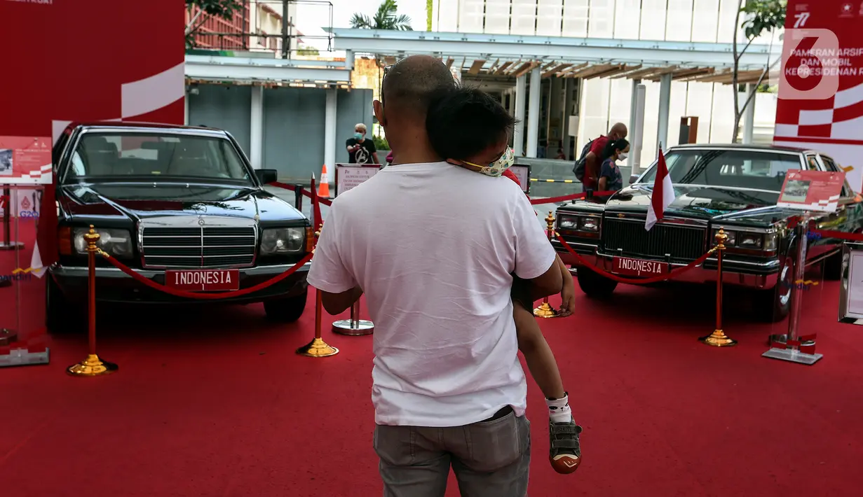 Pengunjung melihat Pameran Mobil Kepresidenan yang digelar oleh Kementerian Sekretariat Negara (Kemensetneg) di Gedung Sarinah, Jakarta Pusat, Kamis (18/8/2022). Pameran dalam rangka Hari Ulang Tahun ke-77 Kemerdekaan Republik Indonesia ini digelar hingga 22 Agustus mendatang dan memamerkan mobil kepresidenan dari Era Presiden Soekarno hingga Presiden Joko Widodo. (Liputan6.com/Johan Tallo)