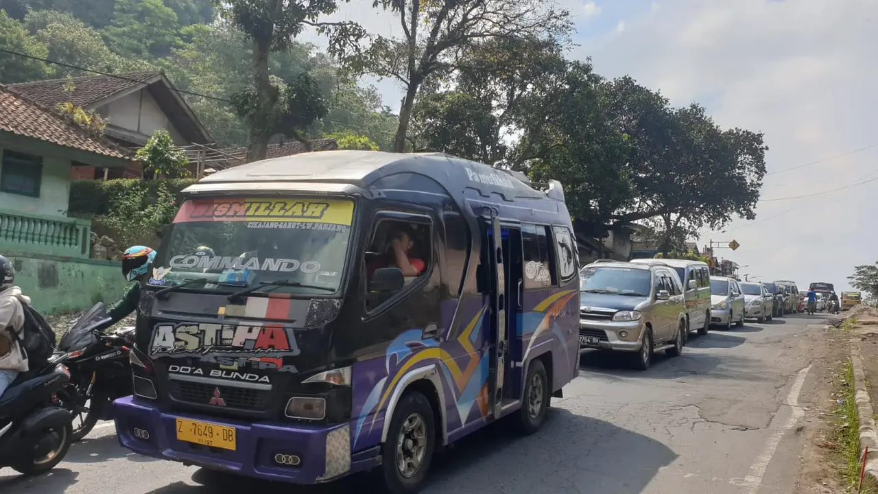 Antrian kendaraan menuju Garut via Jalan Raya Leles-Kadungora dekat Tutugan Leles nampak padat merayat, saat H plus 2 Lebaran Idul Fitri 2023. (Liputan6.com/Jayadi Supriadin)