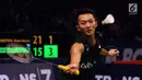 Pebulutangkis Indonesia, Ihsan Maulana Mustofa berusaha mengembalikan kok ke arah pemain Hongkong, Wei Nan di kualifikasi Indonesia Open 2017 di Jakarta Convention Centre, Senin (12/6). Ihsan kalah 21-15, 18-21. 13-21. (Liputan6.com/Helmi Fithriansyah)