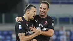 Pemain AC Milan Zlatan Ibrahimovic (kiri) merayakan dengan Giacomo Bonaventura usai mencetak gol ke gawang Lazio pada pertandingan Serie A di Olympic Stadium, Roma, Italia, Sabtu (4/7/2020). AC Milan mengalahkan Lazio dengan skor 3-0. (Spada/LaPresse via AP)