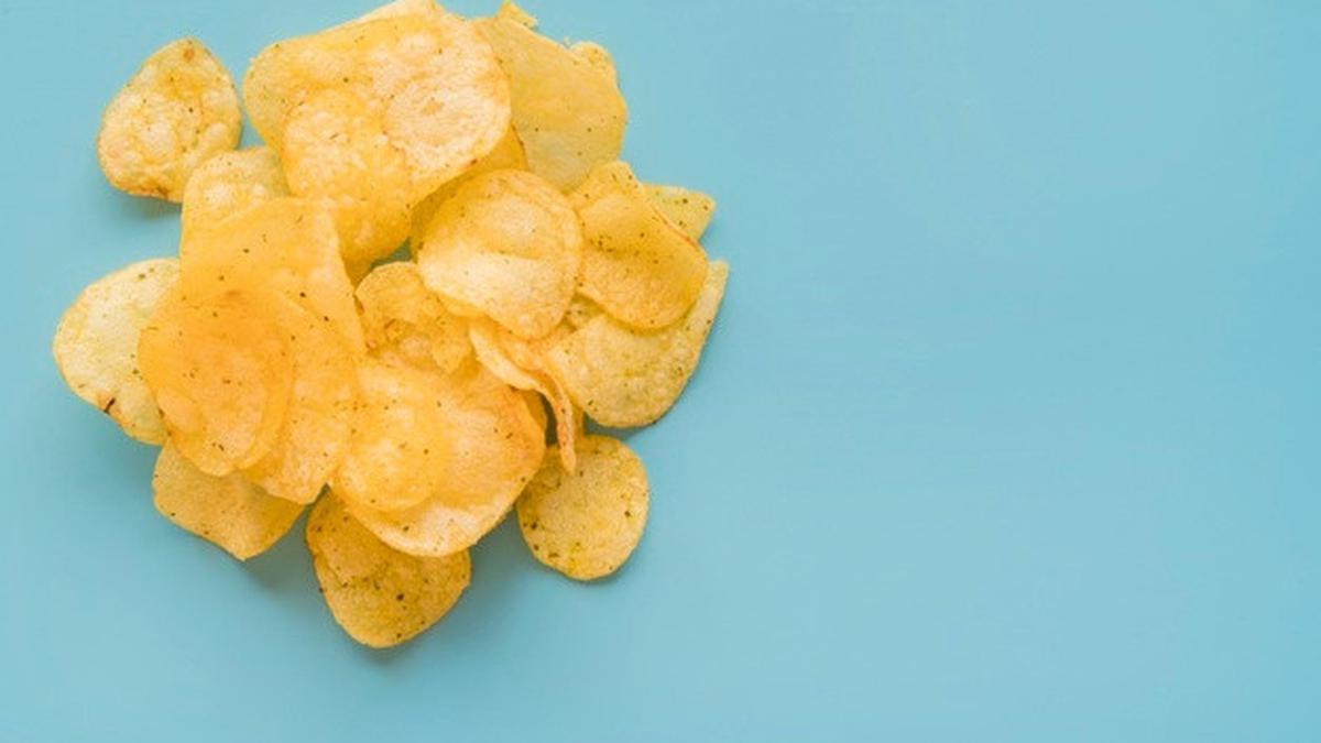 Чипсы топ 10. Плоские чипсы. Ромб кукурузные подушечки. Chips Mockup.