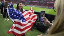 Fans wanita tim Amerika Serikat mengibarkan bendera negaranya sebelum pertandingan grup B Piala Dunia 2022 Qatar antara Inggris dan Amerika Serikat di Stadion Al Bayt di Al Khor, Qatar, Sabtu (26/11/2022). Fans-fans cantik Inggris dan Amerika Serikat mengenakan atribut mendukung negaranya saat laga berlangsung. (AP Photo/Julio Cortez)