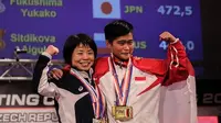 Lifter Indonesia, Widari, memborong tiga medali emas di Kejuaraan Dunia Angkat Berat 2017 yang berlangsung di Plzen, Ceska. (Twitter/@theipf)