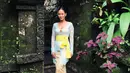 Tara Basro sangat cantik dengan kebaya khas Bali berwarna cerah. (Instagram/tarabasro)
