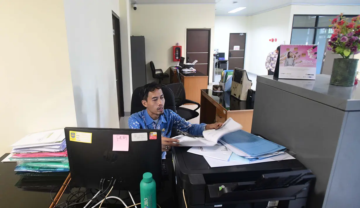 Kebijakan WFH ASN, baik di instansi pusat maupun daerah, dilaksanakan setiap Jumat dan dimulai pada hari ini, 10 April 2026. Tampak dalam foto, pegawai bekerja di depan komputer dengan beberapa meja kursi yang kosong saat penerapan Work From Home (WFH) bagi Aparatur Sipil Negara (ASN) di kantor Kecamatan Limo, Depok, Jawa Barat, Jumat (10/4/2026). (merdeka.com/Arie Basuki)