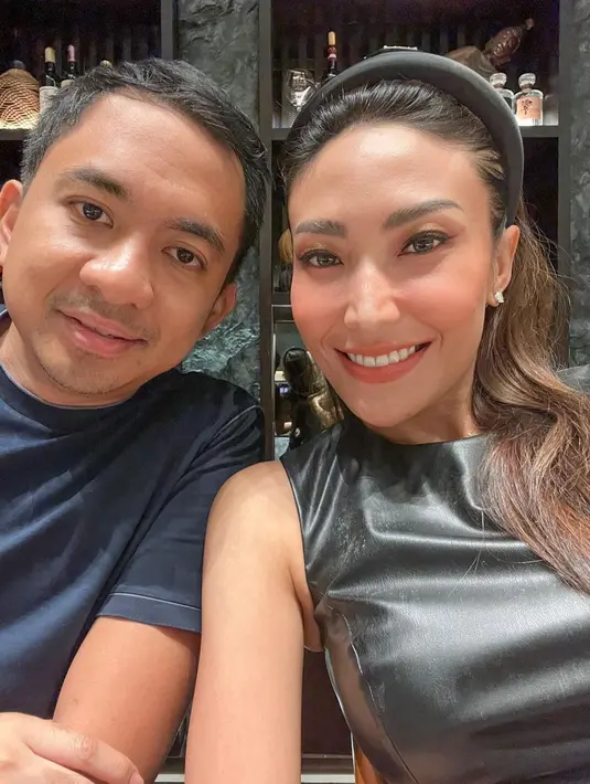 "Menu buka puasa biasanya aku sukanya yang manis-manis kayak kolak, biji salak dan tempe goreng peninggalan ibu. Aku selalu ada tempe goreng," aku Ayu Dewi. [Instagram/mrsayudewi]