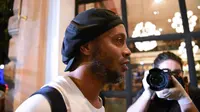 Ronaldinho tiba di sebuah hotel di Asuncion di mana ia dan saudara laki-lakinya akan menjalani tahanan rumah setelah hakim memerintahkan pembebasan mereka dari penjara pada 7 April 2020. Ronaldinho menjadi publik figure teranyar yang terjangkit Covid-19. (AFP/Norberto Duarte)