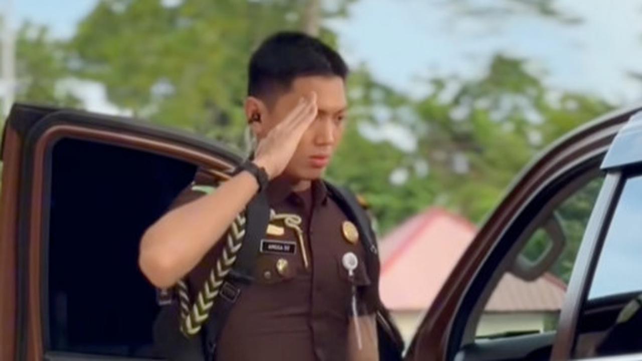 ⁠Gagah dan Ganteng, Pengawal Petinggi Kejaksaan Siaga Pistol di Pinggang