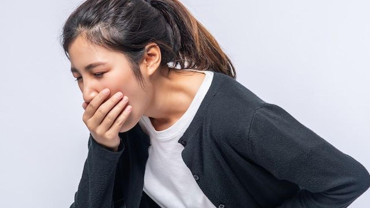 Gejala yang menimpa keracunan massal di Surabaya yakni Diare sebanyak 20,80%, panas sebanyak 17,20%, pusing sebanyak 17,20%, mual sebanyak 16,00%, lemas sebanyak 15,20%, dan muntah sebanyak 13,20%.