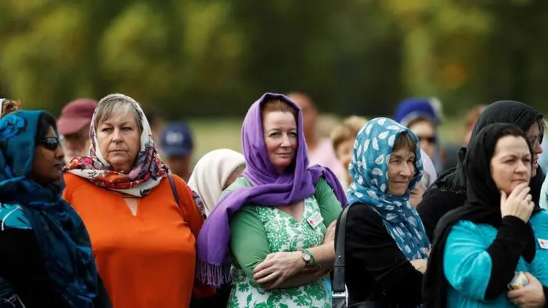 Para perempuan di Selandia Baru mengenakan kerudung sebagai bentuk solidaritas terhadap korban penembakan Christchurch (AFP)