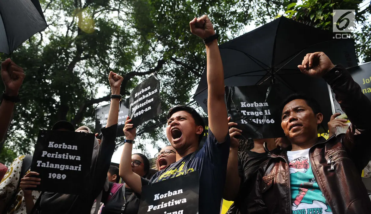 Aktivis HAM menggelar aksi di depan kantor Komnas HAM di Jakarta, Selasa (11/12). Aktivis menuntut penyelesaian kasus pelanggaran HAM yang terjadi di Indonesia. (Liputan6.com/Angga Yuniar)
