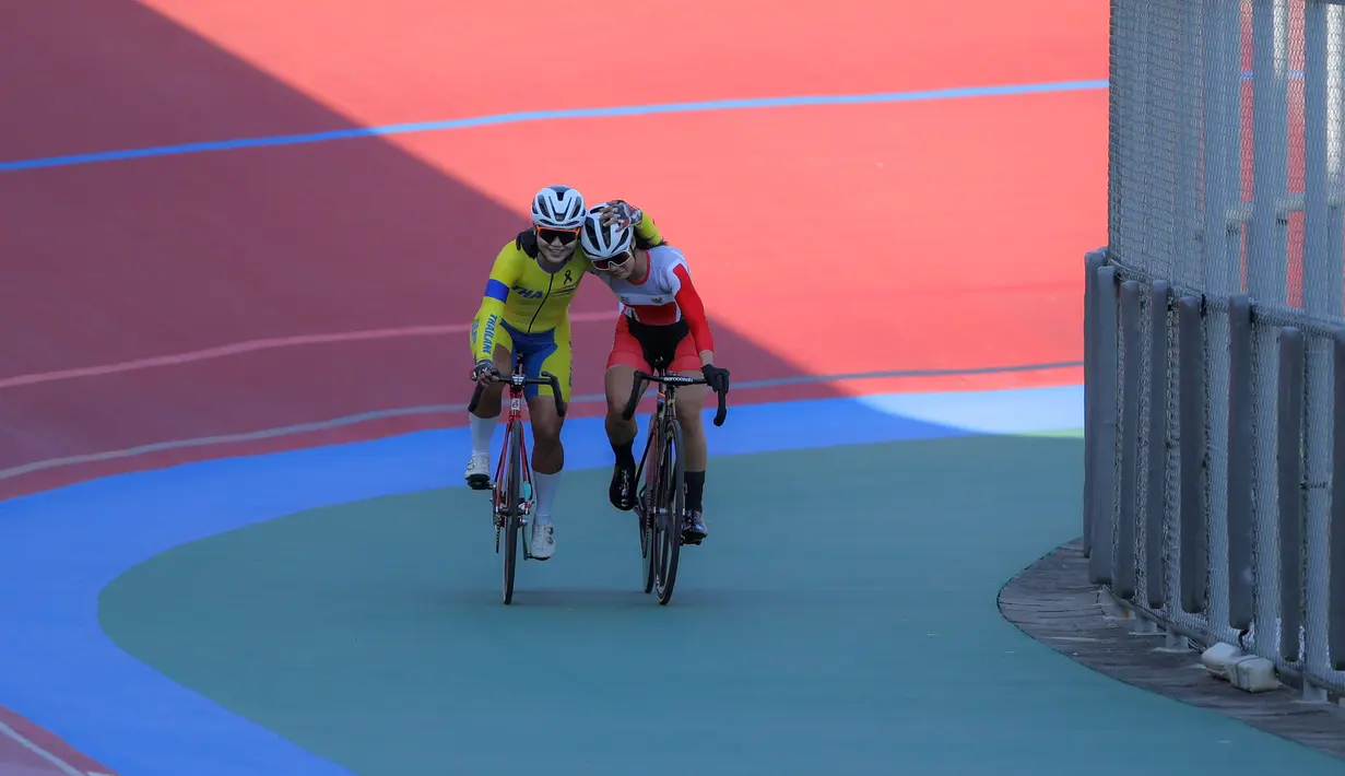 Pembalap sepeda Indonesia, Ayustina Delia Priatna (kanan) dipeluk Jutatip Maneephan dari Thailand usai menyelesaikan lomba nomor trek scratch putri di Hua Mark Velodrome, Bang Kapi, Bangkok, Kamis (18/12/2025). Pembalap sepeda Indonesia Ayustina Delia Priatna menutup kiprahnya di SEA Games 2025 Thailand dengan meraih medali perunggu dari nomor trek scratch putri. (Bola.com/Bagaskara Lazuardi)