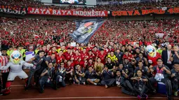Pemain Timnas Indonesia merayakan kemenangan atas Bahrain pada laga kedelapan putaran ketiga Grup C kualifikasi Piala Dunia 2026 di Stadion Utama Gelora Bung Karno, Jakarta, Selasa (25/3/2025) malam WIB. (Bola.com/Bagaskara Lazuardi)