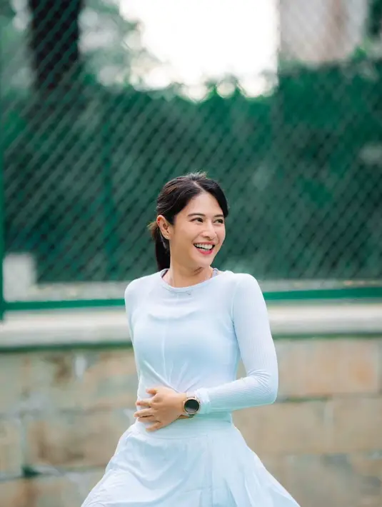 Dian Sastro tampil super chic dengan rambut yang dikuncir kuda atau high ponytail. Di salah satu komentar, ada yang menyebutkan bahwa hanya Dian Sastro yang bisa terlihat cantik saat main tenis, walaupun foto yang diambil candid semua. [Foto: Instagram/therealdisastr]