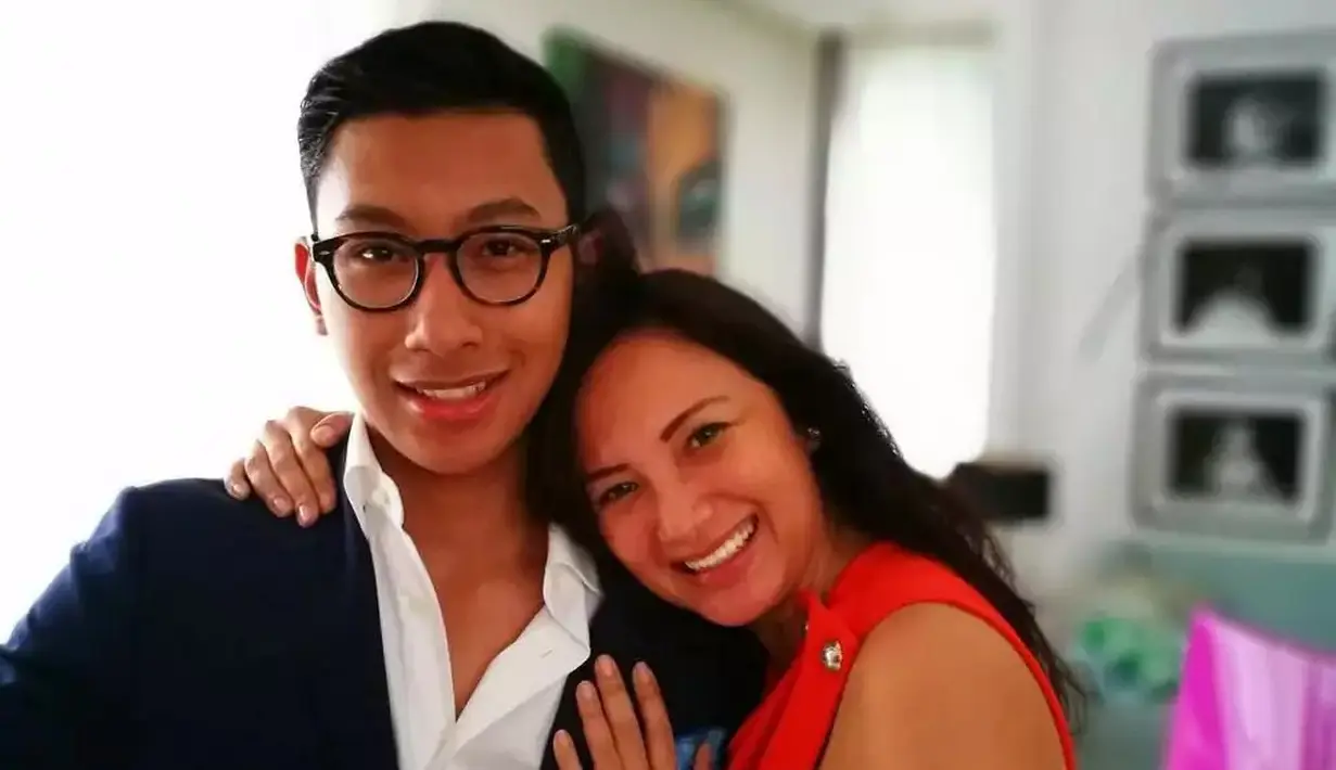 Dari pernikahan tersebut, dikaruniai dua anak, laki-laki dan perempuan yang bernama Darma Mangkuluhur dan Gayanti Hutami. Tata juga terlihat sangat dekat dengan anak-anaknya. Termasuk anak laki-lakinya, Dharma. Hal itu terlihat dari beberapa unggahan di akun instagram keduanya. [Instagram/tatacahyani]