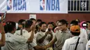 Wakil Gubernur DKI Jakarta Sandiaga Uno menyapa guru olahraga saat pembukaan pelatihan pendidikan basket di GOR Ciracas, Jakarta, Rabu (24/1). Diharapkan, antusiasme generasi muda Jakarta terhadap olahraga meningkat. (Liputan6.com/Faizal Fanani)