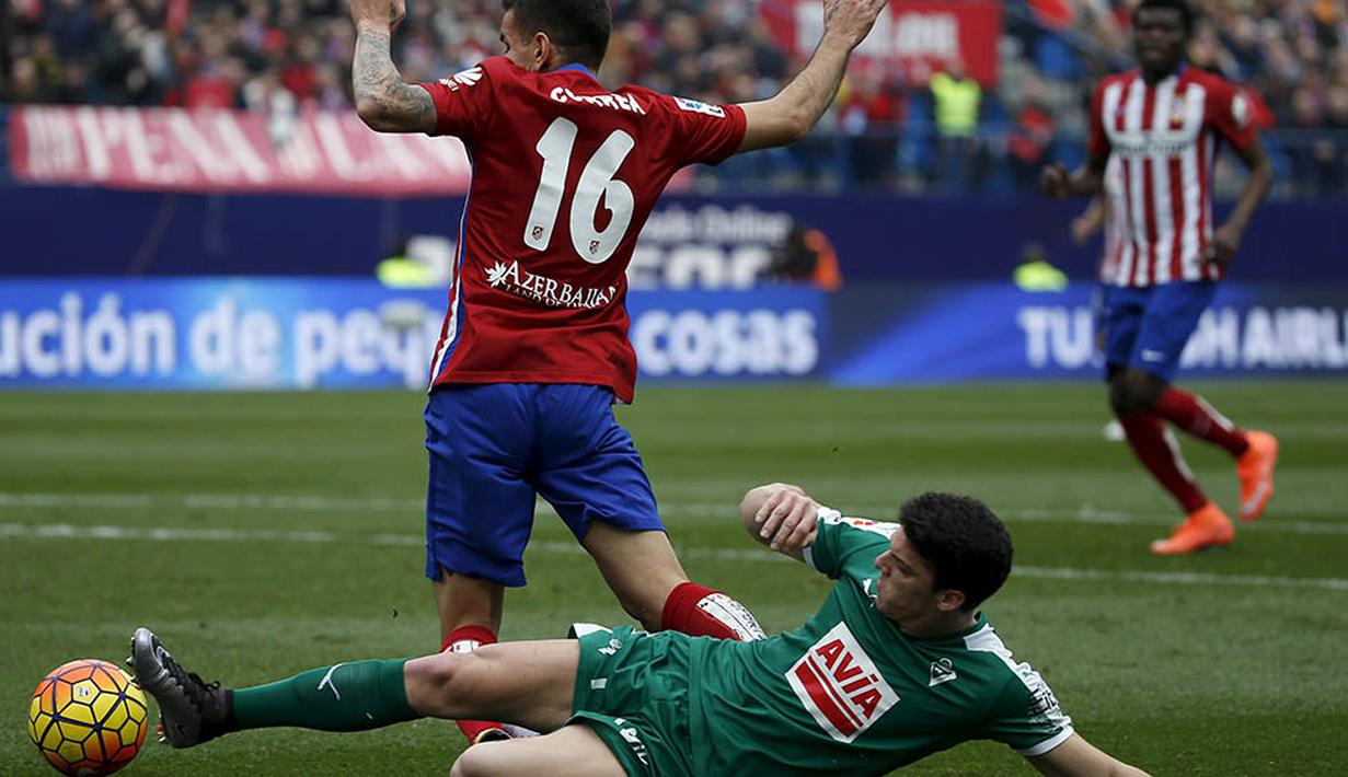 Pemain Atletico Madrid, Angel Correa, ditekel oleh pemain Eibar, Dani Garcia, pada laga La Liga di Stadion Vicente Calderon, Spanyol, Sabtu (6/2/2016). Atletico Madrid berhasil menaklukan Eibar 3-1. (Reuters/Javier Barbancho)