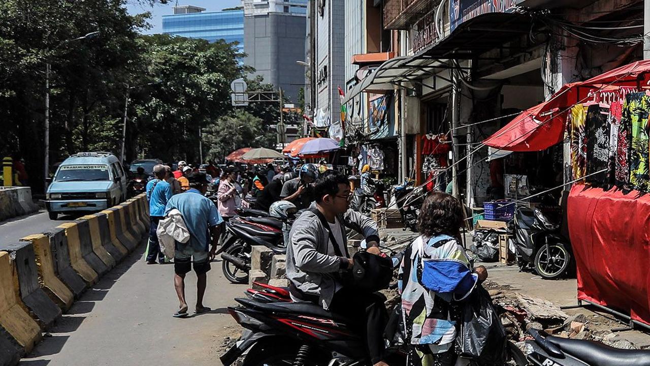 Parkir liar dan PKL di kawasan itu terpantau telah menggunakan bahu jalan dan trotoar untuk aktivitasnya. Kondisi itu membuat hak pejalan kaki merasa direbut oleh mereka.