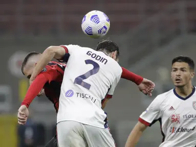 Bek Cagliari, Diego Godin (kanan) menyundul bola saat berebut bola dengan penyerang AC Milan, Ante Rebic pada pekan ke-37 Serie A di San Siro, Senin (17/5/2021) dini hari WIB.  AC Milan gagal menjauh di klasemen Liga Italia usai imbang 0-0 lawan Cagliari. (AP Photo/Luca Bruno)