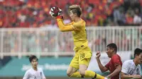 Kiper Timnas Korea Selatan U-23, Cho Hyun-woo, saat menghalau serangan Vietnam di semifinal Asian Games 2018 di Stadion Pakansari, Cibinong, Rabu (29/8/2018). (Bola.com/Dok. INASGOC)