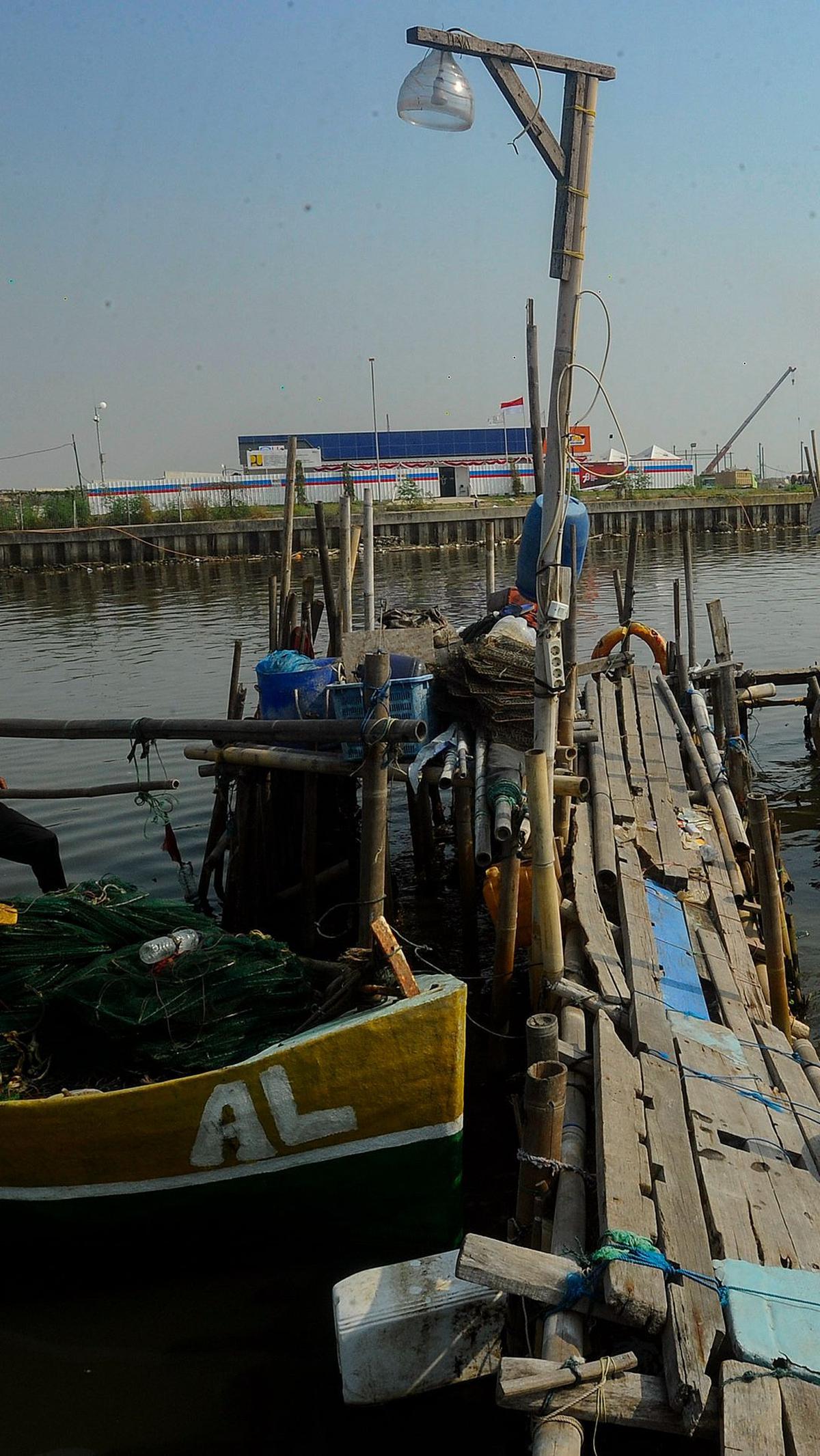 Hal tersebut mengakibatkan sumber tangkapan ikan mereka menjadi berkurang.