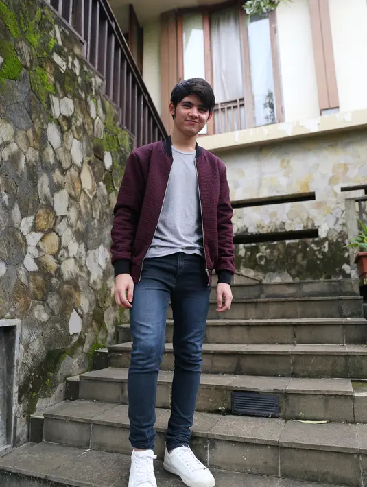 Banyak project baru yang telah Aliando bintangi. Usai menjalani proses syuting video clip, Aliando memutuskan untuk rehat sejenak. (Adrian Putra/Bintang.com)
