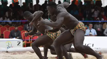 Para pegulat Senegal bersiap menghadapi kompetisi di final gulat tradisional saat Pertandingan Francophonie ke-8 di Treichville Sports Park di Abidjan pada 29 Juli 2017. (AFP Photo/Sia Kambou)