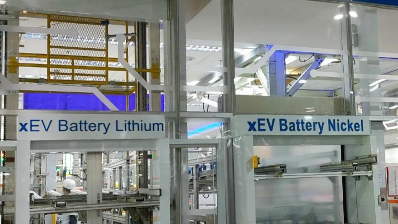 Berbeda dengan lini produksi lain, lini baterai dibuat tertutup sehingga mempunyai pendingin ruangan (AC). 
Cahayanya juga sangat terang dan kondisi bersih untuk membuat perakitan baterai sempurna.