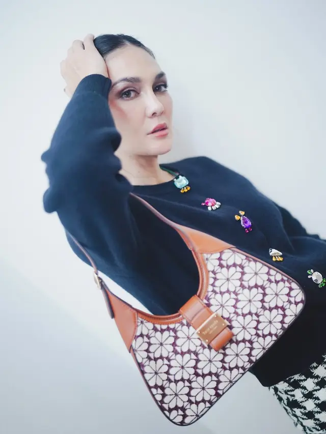 OOTD Luna Maya, Rossa, hingga Hanggini Terlihat Mengenakan Tas yang Sama. [Kate Spade]