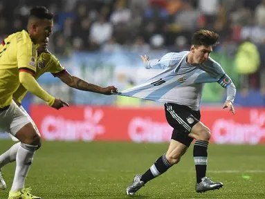 Lionel Messi (kanan) ditarik kaosnya pleh pemain Kolombia, Alexander Mejia dalam perempatfinal Copa America 2015 di Viña del Mar, Cile. (26/6). (AFP PHOTO/JUAN BARRETO)