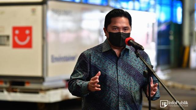 Menteri BUMN sekaligus Ketua Pelaksana KPC-PEN Erick Thohir menyambut kedatangan bahan baku vaksin Sinovac di Bandara Soekarno-Hatta, Tangerang, Banten, Senin (31/5/2021). (Dok Kementerian Komunikasi dan Informatika)