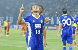 Selebrasi gelandang Persib Bandung, Adam Alis usai membobol gawang Selangor FC dalam laga ketiga Grup G AFC Champions League 2 2025/2026 di Stadion Gelora Bandung Lautan Api, Bandung, Kamis (23/10/2025) malam. (Dok. Persib).