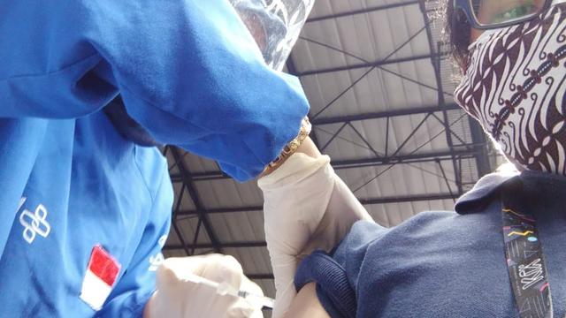 Foto saat disuntik vaksin COVID-19