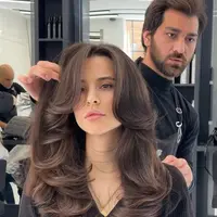 Cara styling butterfly haircut menggunakan blow dryer (foto: Pinterest/Latest Hairstyle)