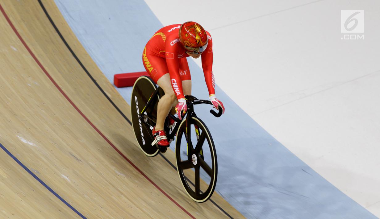 Pembalap sepeda China, Lin J memacu sepedanya di nomor Women Elite nomor 500m Time Trial Asian Track Championships 2019 di Jakarta International Velodrome, Kamis (10/1). Lin J meraih mendali emas dengan waktu finis 34.754. (Bola.com/Yoppy Renato)