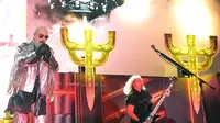Rob Halford (kiri) dan Ian Hill dalam Judas Priest Live in Concert. (New Fimela/Bambang Eros)