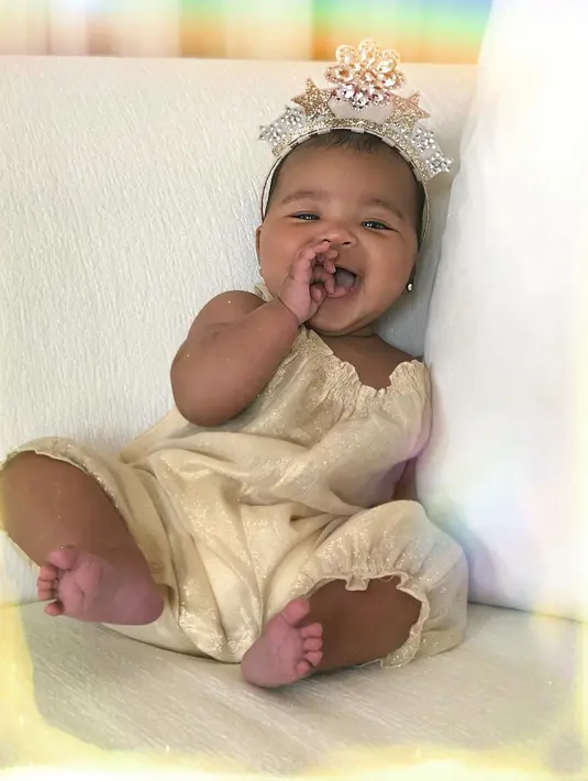 Tristan Thompson sangat lembut pada True. Hal itu lah yang membuat Khloe Kardashian mulai percaya padanya. (instagram/khloekardashian)