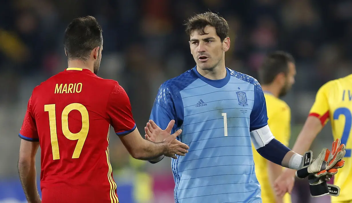 Iker Casillas tampil sebagai starter saat Spanyol bermain imbang melawan Rumania 0-0 pada laga persahabatan di Stadion Cluj Arena, Cluj, Senin (28/3/2016) dini hari WIB. (EPA/Robert Ghement)