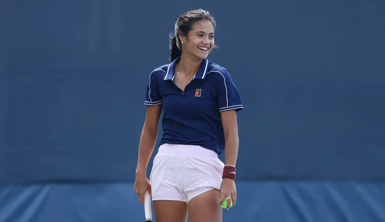 Emma Raducanu dari Inggris Raya tersenyum selama sesi latihan pada Hari Kedua Belas US Open 2021 di USTA Billie Jean King National Tennis Center di Kota New York (10/9/2021). Raducanu akan bertemu  Leylah Fernandez dari Kanada di babak final US Open 2021. (Matthew Stockman/Getty Images/AFP)