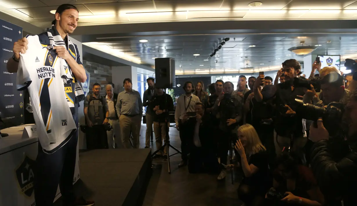 Mantan Striker Manchester United, Zlatan Ibrahimovic, menunjukan jersey nya saat perkenalan oleh LA Galaxy di StubHub Center, AS, Sabtu (30/3/3028). LA Galaxy menjadi klub kesembilan sepanjang karier pria Swedia ini. (AP/Ringo H.W. Chiu)