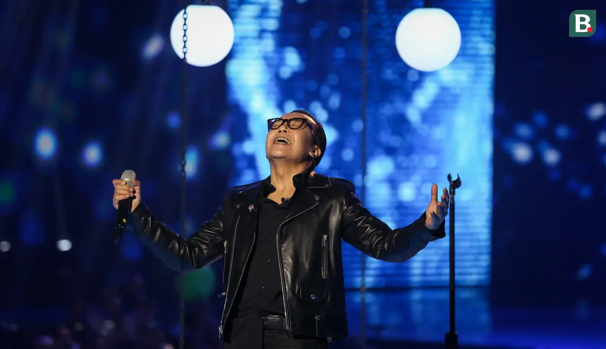 Dari genre musik pop, performa apik juga ditampilkan salah satu vokalis pria terbaik di tanah air yang juga eks pentolan Dewa 19, Ari Lasso yang belum lama sembuh dari penyakit kanker yang diidapnya. (Bola.com/Bagaskara Lazuardi)