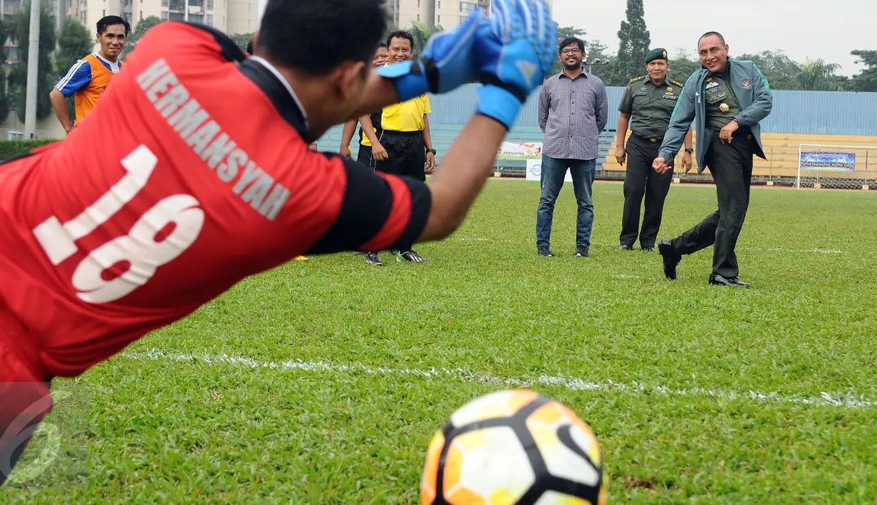 Ketua Umum PSSI, Edy Rahmayadi (kanan) menendang bola ke gawang pewarta saat memulai invitasi sepakbola antar forum wartawan di Jakarta, Rabu (10/5). Invitasi diikuti delapan forum pewarta seJakarta. (Liputan6.com/Helmi Fithriansyah)