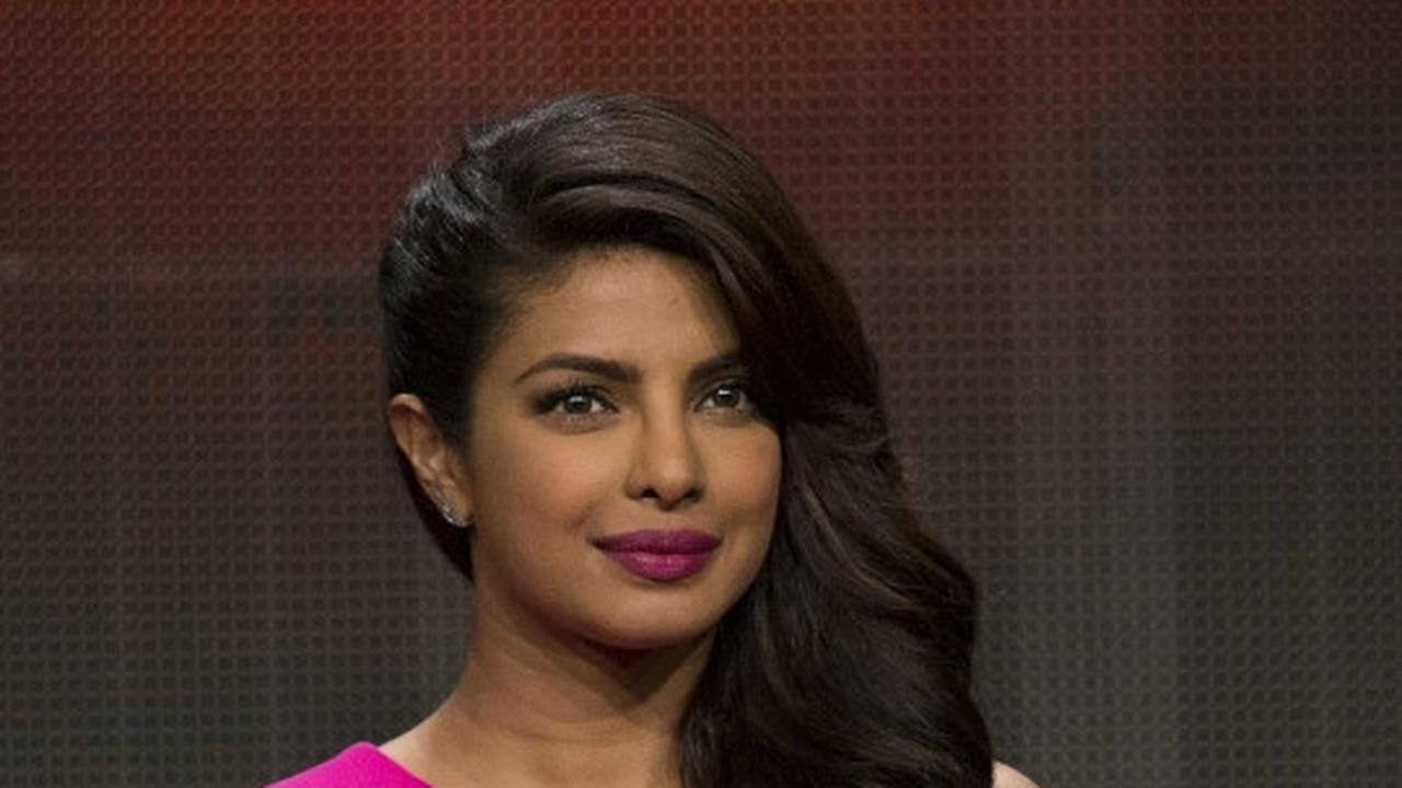 Pose manis Priyanka Chopra dalam balutan gaun pink