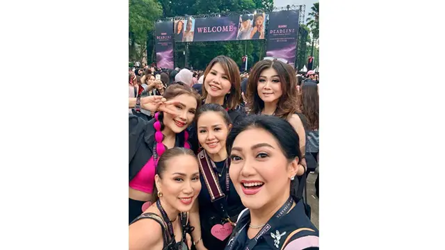 6 Gaya Bella Saphira Pakai Jumpsuit Pink saat Nonton BLACKPINK, Tampil Bak ABG