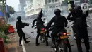 Polisi terlibat bentrok dengan pengunjuk rasa yang menolak UU Cipta Kerja di kawasan Harmoni, Jakarta, Kamis (8/10/2020). (Liputan6.com/Faizal Fanani)