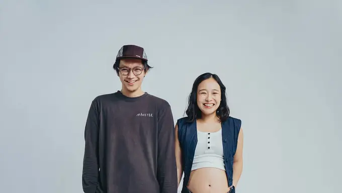 Potret Dhika Himawan Tampil Effortless di Maternity Shoot Bareng Brandon Salim